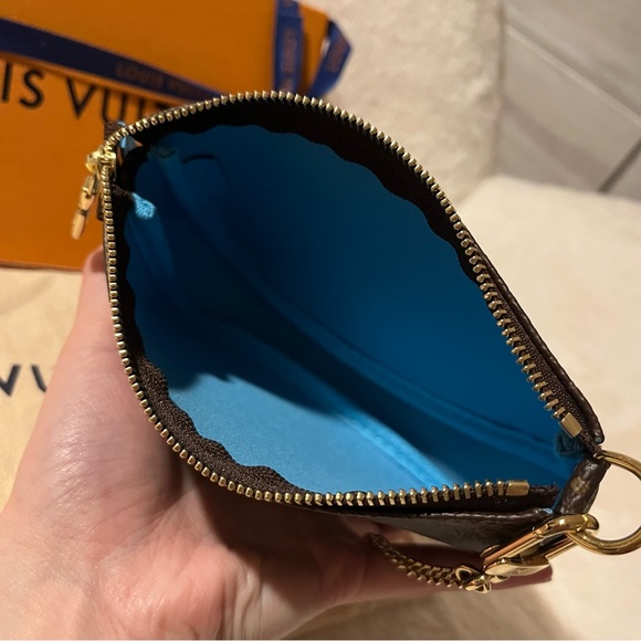 LOUIS VUITTON 2022 VIVIENNE HOLIDAY
ANIMATION MINI POCHETTE JAPAN - Picture 5 of 8